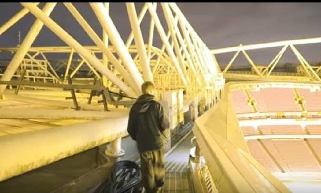 Σκαρφάλωσαν στην οροφή του γηπέδου της Άρσεναλ (vid)