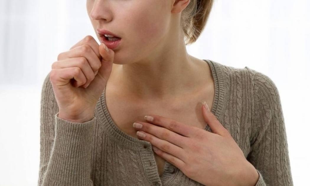 Βήχας και πόνος στο λαιμό: Πότε πρέπει να συμβουλευτείτε γιατρό