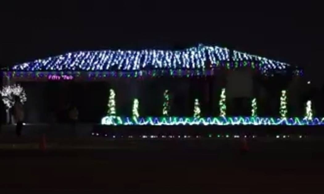 Χριστούγεννα: Λαμπάκια σε σπίτι «χορεύουν» ροκ (vid)