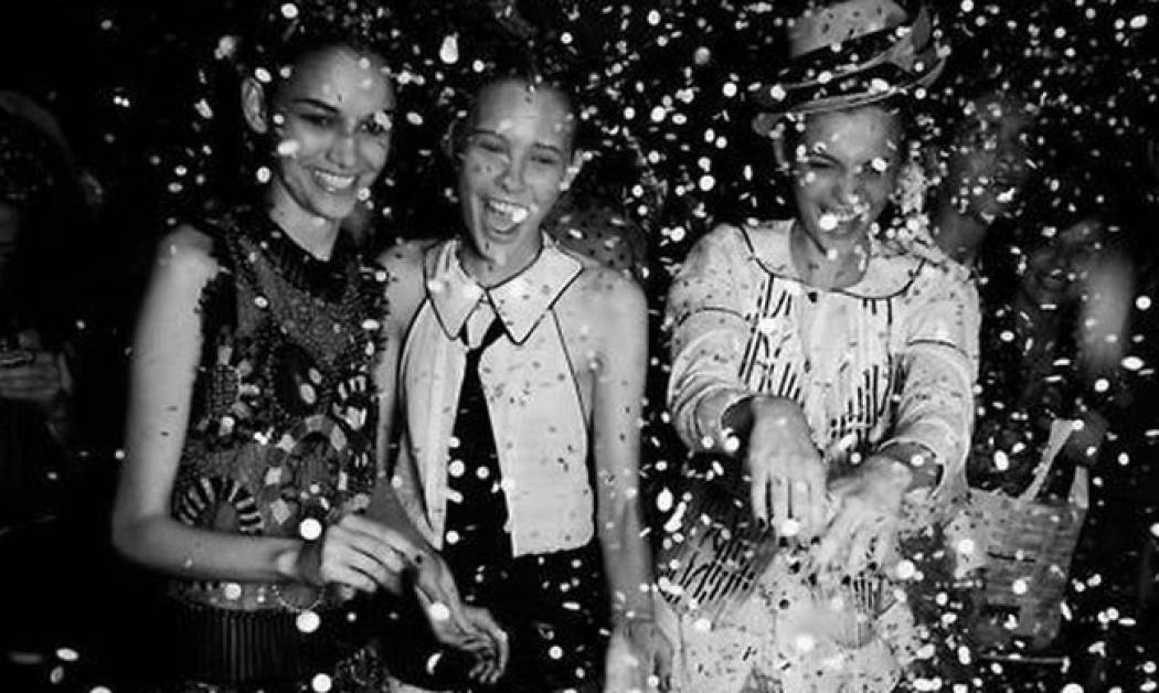 Χριστουγεννιάτικo πάρτι: Oδηγός επιβίωσης για να γνωρίσεις τον άντρα των ονείρων σου