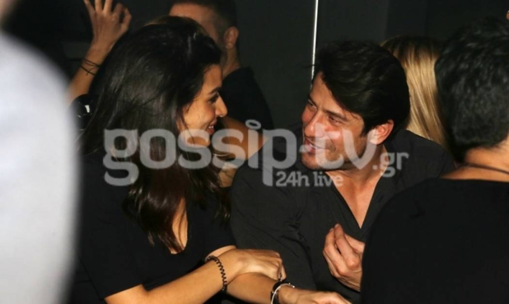 Αγκαλιάζονται… κοιτιούνται τρυφερά και… θέλουν να μας πείσουν ότι δεν είναι μαζί!