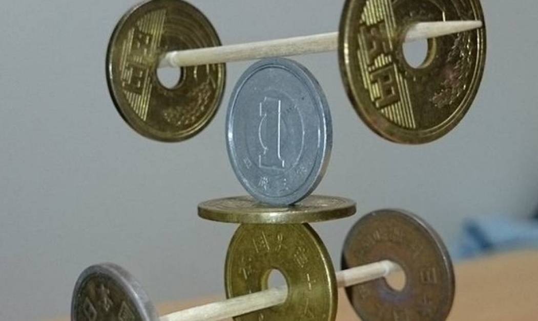 Γλυπτά από νομίσματα που «ξεγελούν» την βαρύτητα (vid)