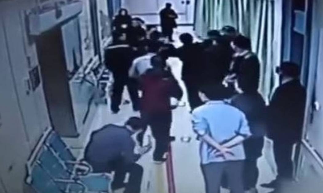 Νεκροθάφτες πιάνονται στα χέρια έξω από εντατική (vid)