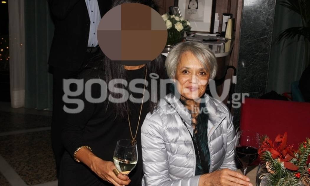 Ποζάρει αγκαλιά με τη μητέρα της η…