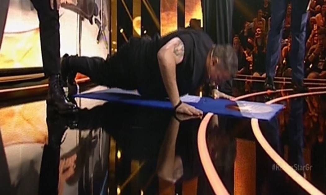 Ο Ρέμος έχασε το στοίχημα που έβαλε με τη Βανδή και έκανε κάμψεις στο live του «Rising Star»