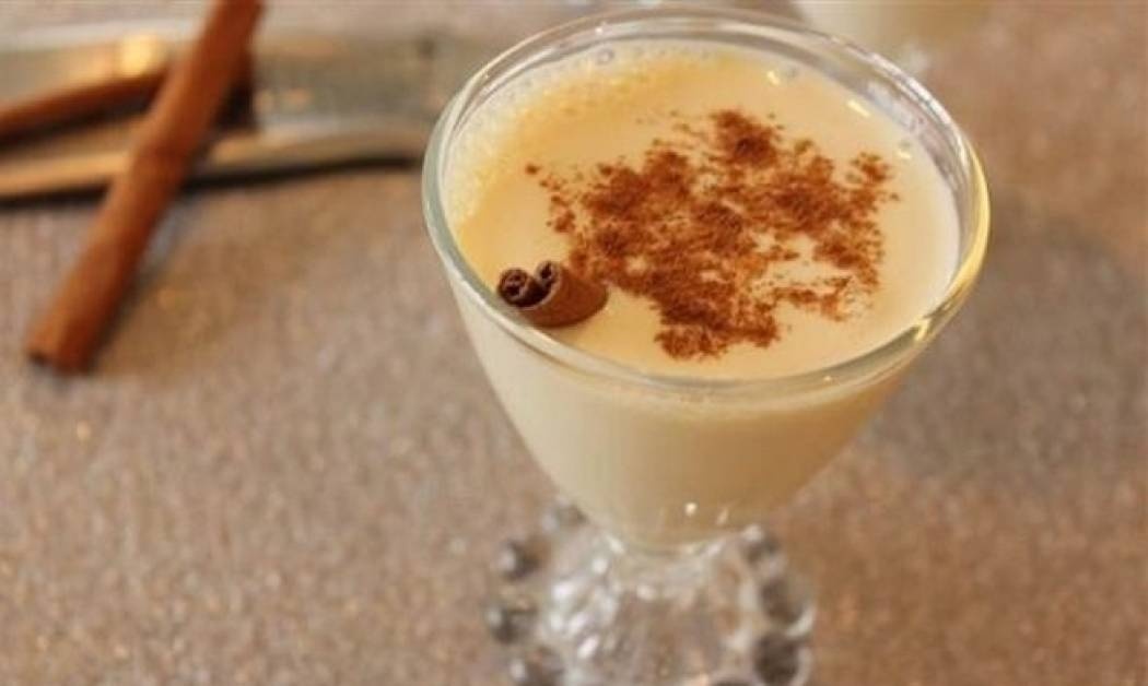 Eggnog: Φτιάξτε μόνες σας το δημοφιλές χριστουγεννιάτικο κοκτέιλ