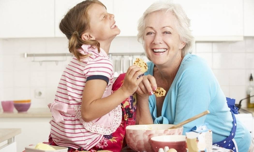 Πόσα χρόνια ζωής «κερδίζουν» οι παππούδες που φροντίζουν τα εγγόνια τους