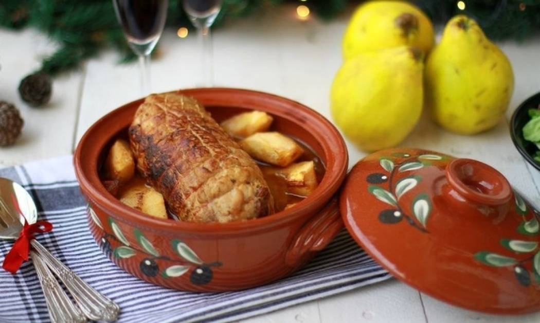 Χριστουγεννιάτικες συνταγές: Ρολό κοτόπουλο με κυδώνια και πατάτες στη γάστρα