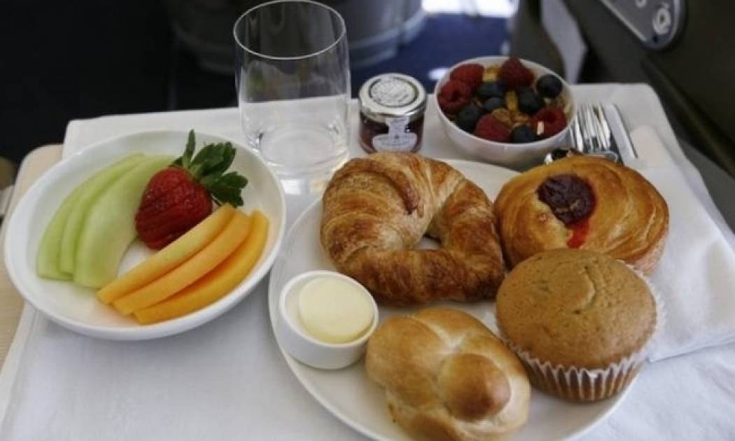 Τα φαγητά που μετατρέπουν τα αεροπορικά ταξίδια σας σε «εφιάλτη»