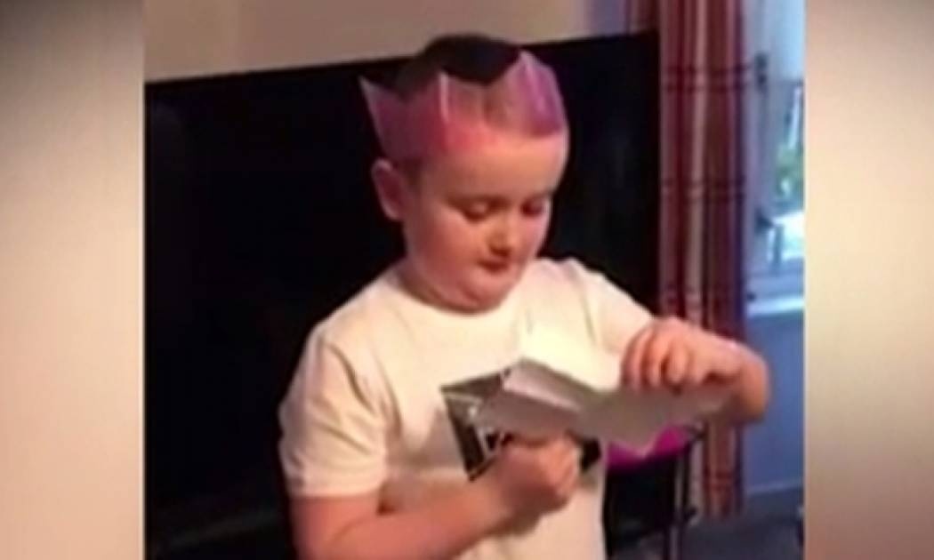 Αγοράκι γίνεται viral όταν μαθαίνει πως θα αποκτήσει αδελφάκι (vid)