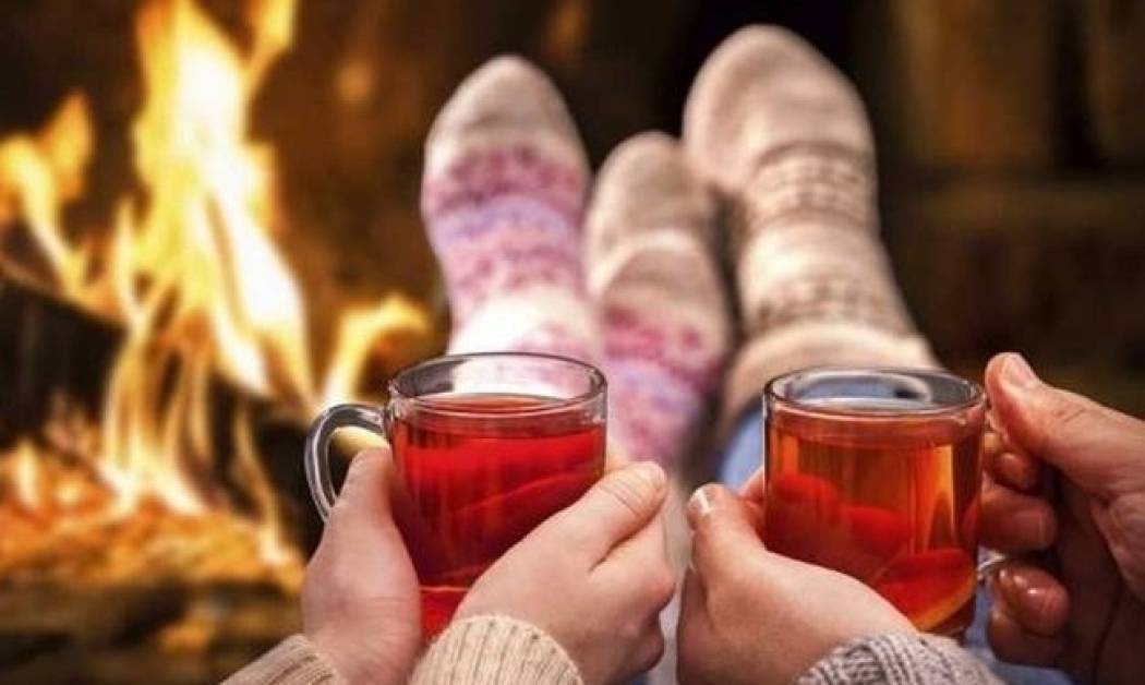 Χριστούγεννα και ζευγάρι: Ενισχύστε τον ερωτισμό σας με αφορμή τις γιορτές