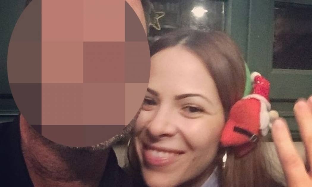 Έλληνας παρουσιαστής δελτίου ειδήσεων ποζάρει αγκαλιά με τη σύζυγό του