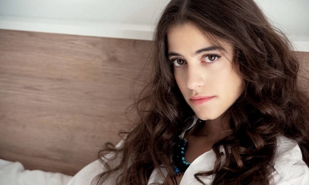 Νεφέλη Κουρή: «Είναι πολύ σημαντικό για τη ζωή μου το γεγονός ότι μεγάλωσα με τρεις αδελφές»