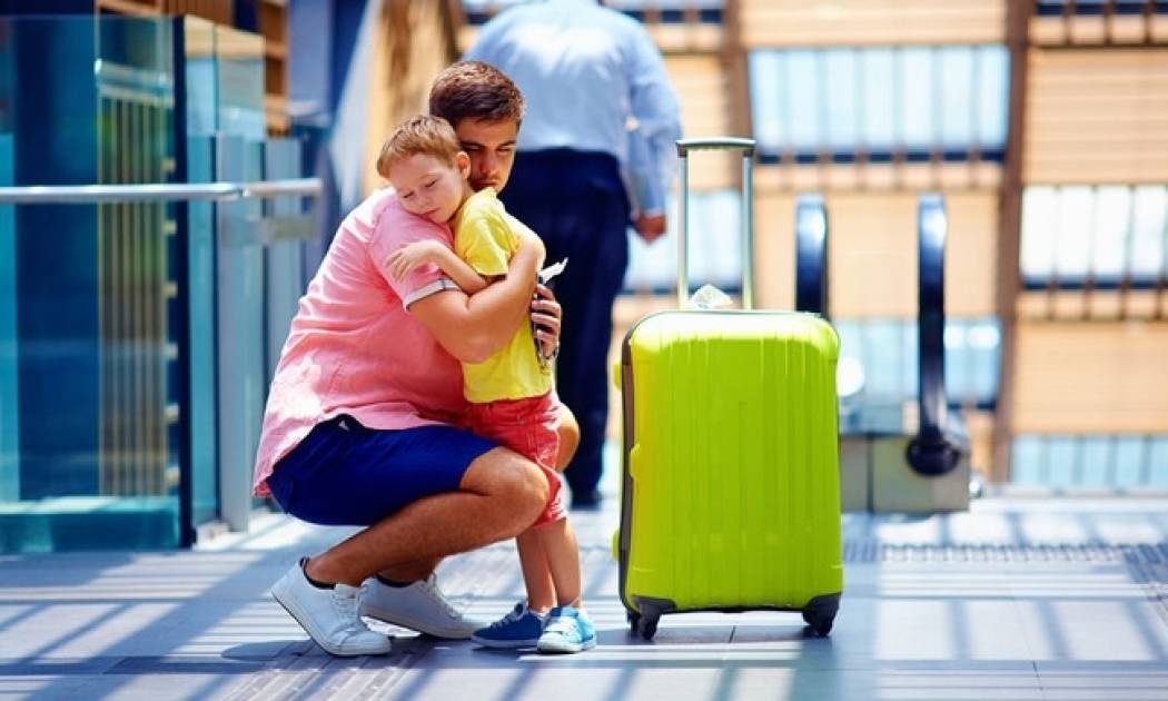 Όταν ο γονιός λείπει στο εξωτερικό για δουλειά...