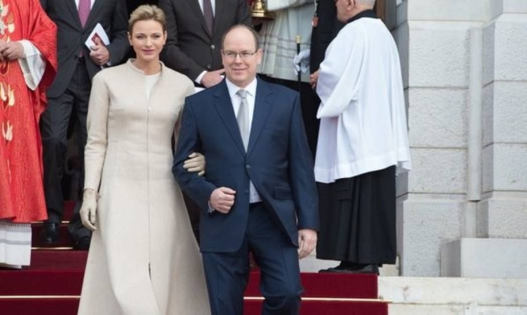 Με τα αξιολάτρευτα βασιλικά διδυμάκια τους στην Εκκλησία