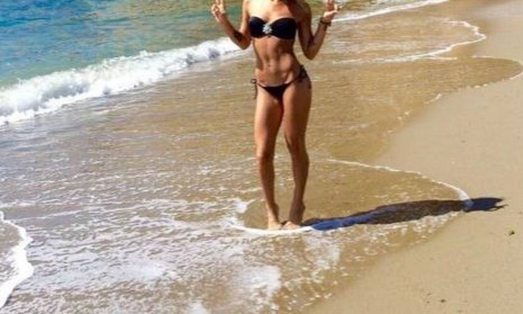 Η τραγουδίστρια αναπολεί το καλοκαίρι και… προκαλεί εγκεφαλικά στο instagram με τη φωτό της με μαγιό