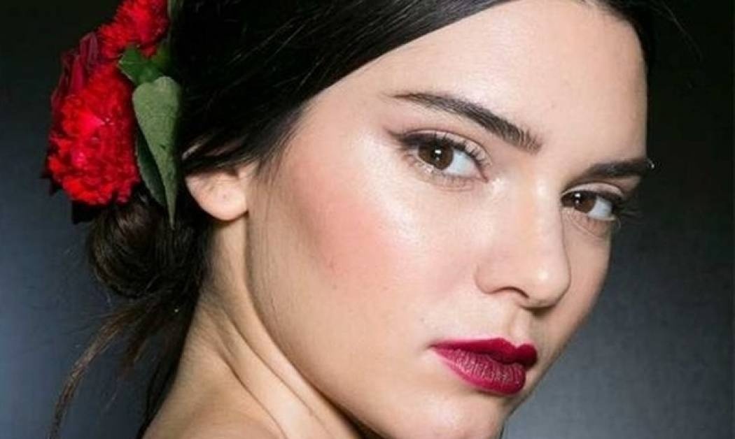 Ποιο σχήμα είναι της μόδας φέτος στα φρύδια μας;