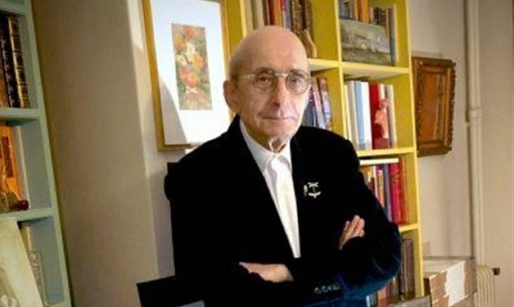 Ο Μάνος Ελευθερίου στο Φουαγιέ του Δημοτικού Θεάτρου Πειραιά