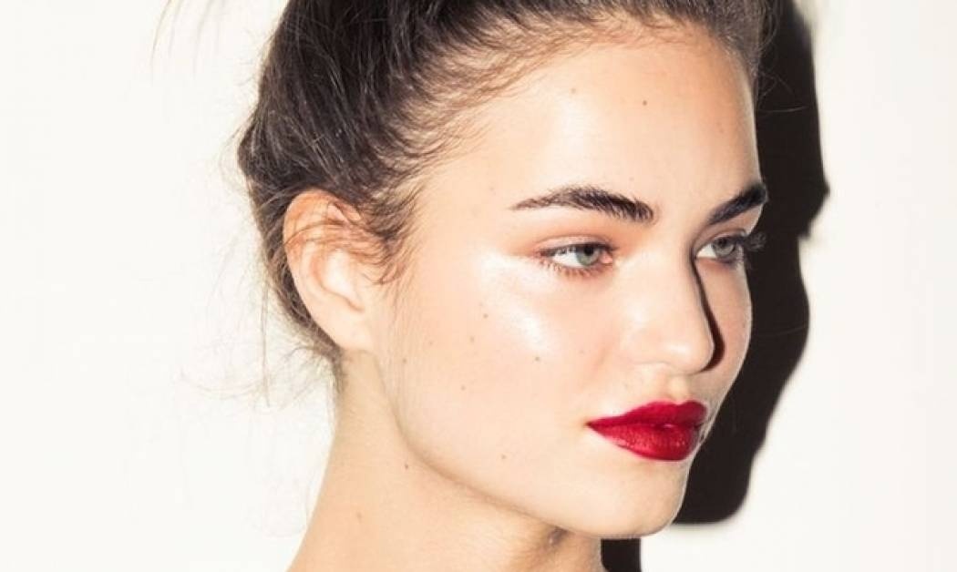 Το πάμφθηνο αξεσουάρ μαλλιών που θα απογειώσει τα βραδινά σου looks