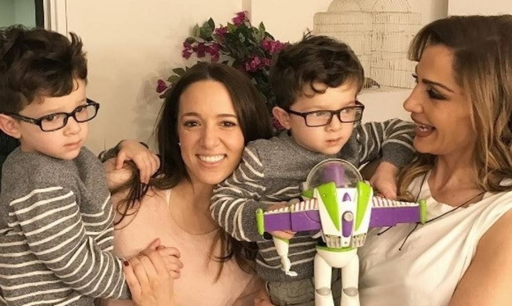 Καλομοίρα: Στο θέατρο με τα δίδυμά της