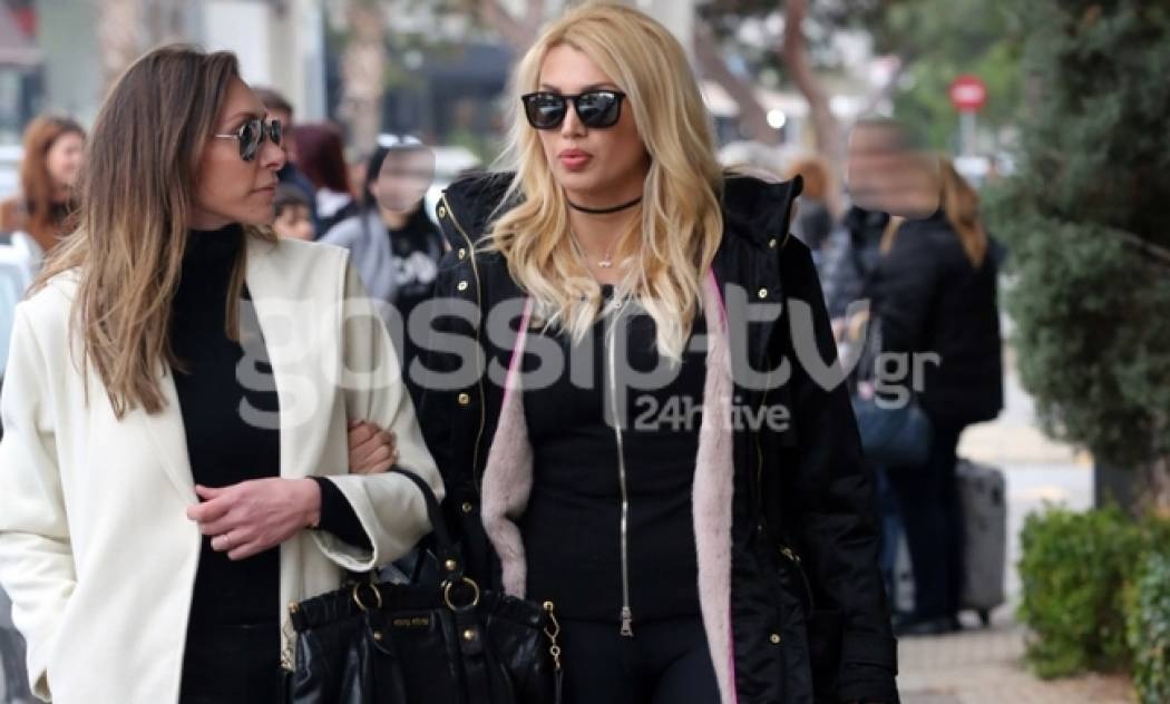 Κωνσταντίνα Σπυροπούλου: Βόλτα με φίλη της στη Γλυφάδα