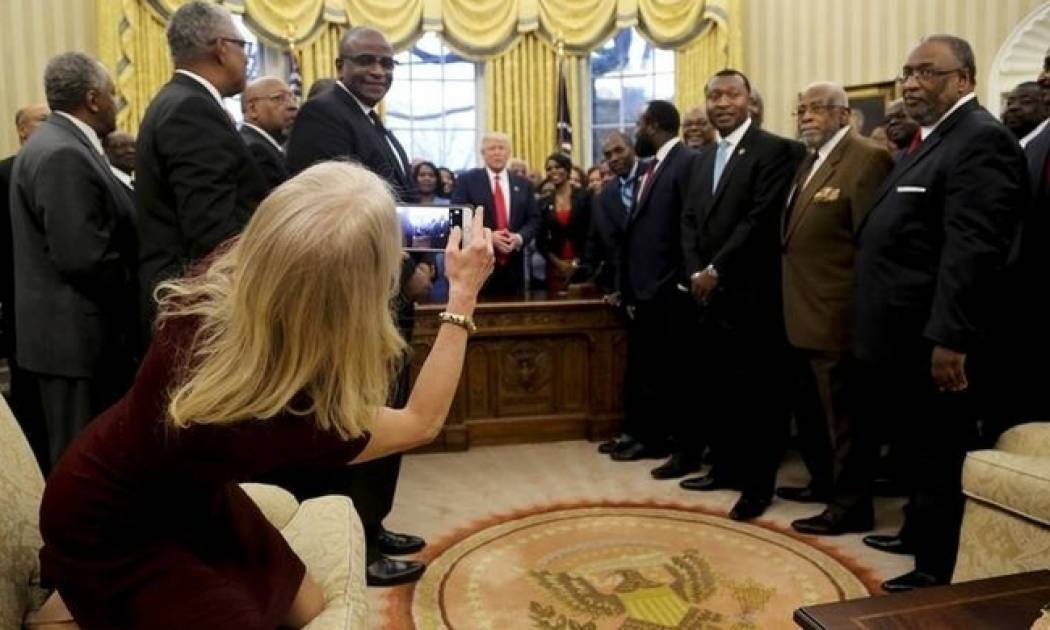 Σάλος με την στάση συμβούλου του Τραμπ στο Οβάλ Γραφείο