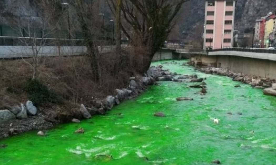 Γιατί αυτό το ποτάμι στην Ανδόρα έγινε πράσινο και φωσφορίζει; (Pics)