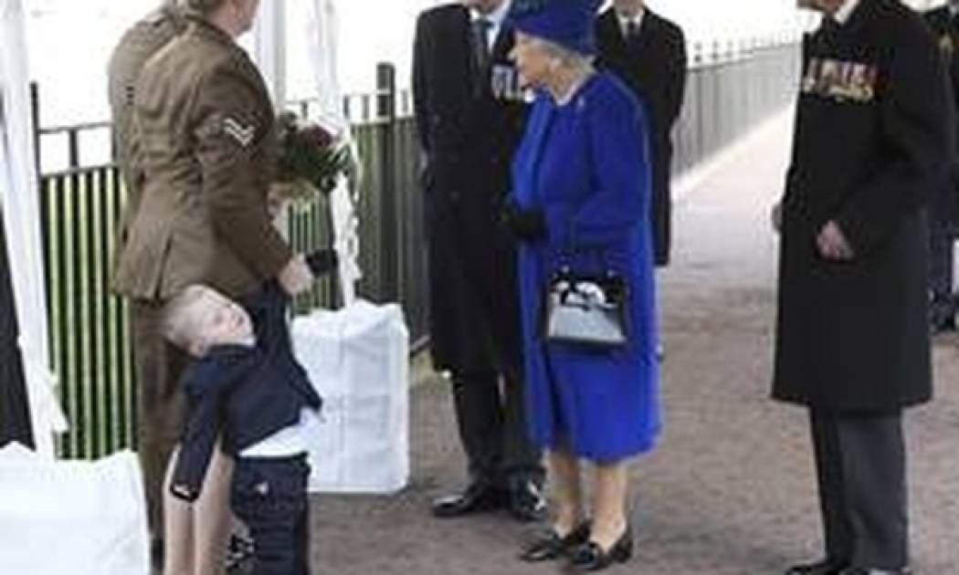 Ο πιτσιρίκος που «σνόμπαρε» τη βασίλισσα Ελισάβετ