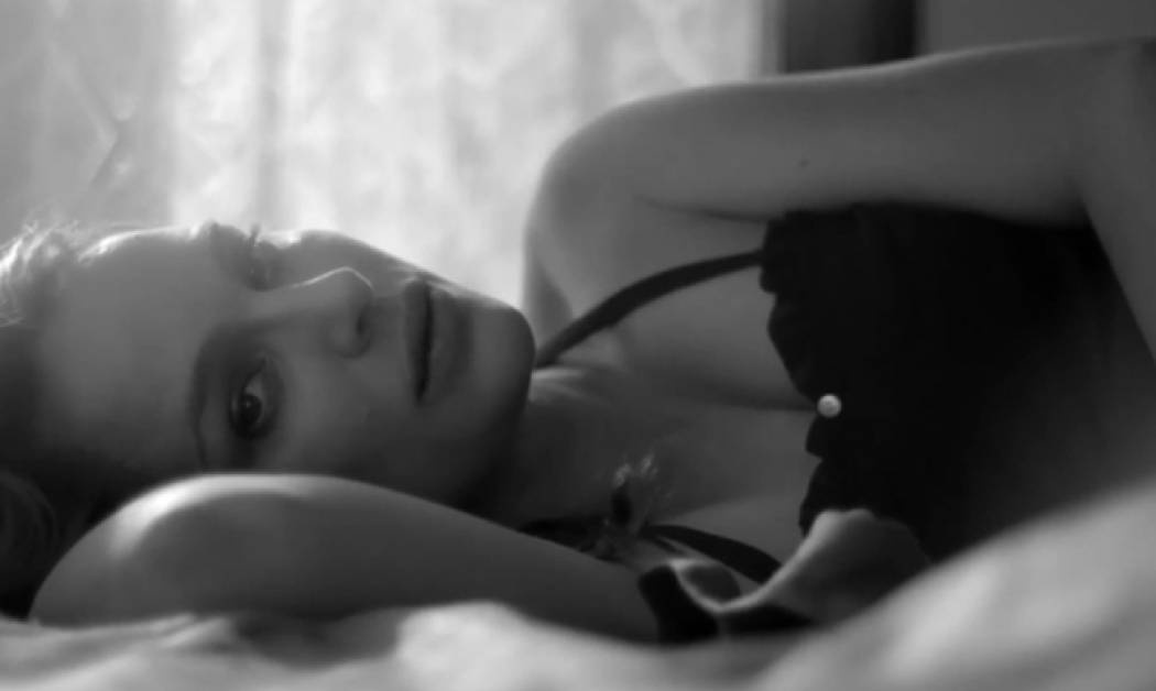 Η Νάταλι Πόρτμαν εγκυμονεί λυρισμό στο νέο video του James Blake