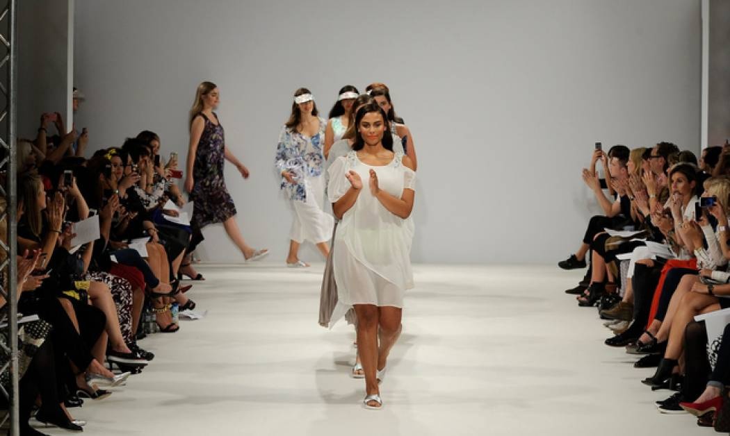 Έπος: Μοντέλα τρώνε τα μούτρα τους πάνω στα ψηλοτάκουνα