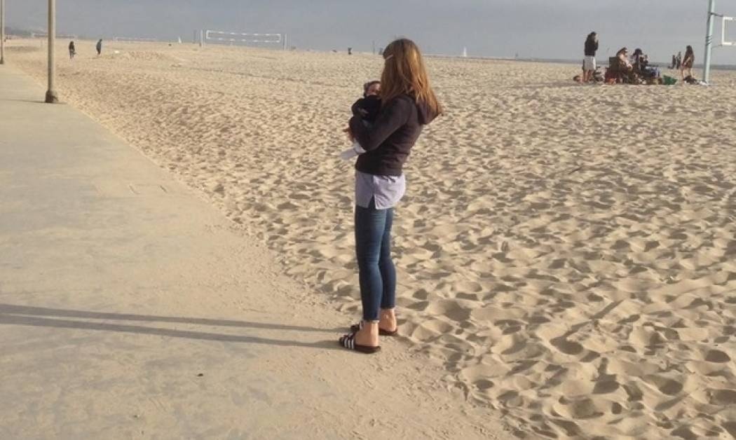 Βόλτα στην παραλία με το νεογέννητο η...