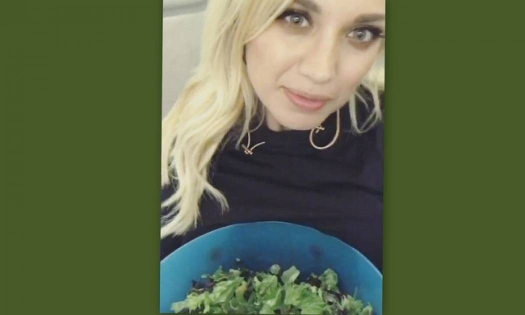 H Σπυροπούλου έβλεπε survivor τρώγοντας σαλάτα