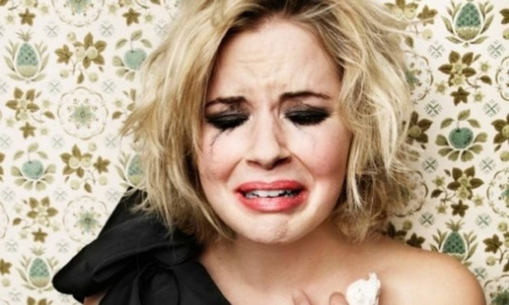 8 σημάδια που δείχνουν ότι είσαι μόνη για υπερβολικά μεγάλο διάστημα