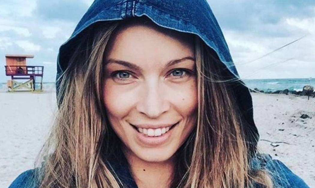 Μαριέττα Χρουσαλά: Ποζάρει με μαγιό σε παραλία του Μαϊάμι