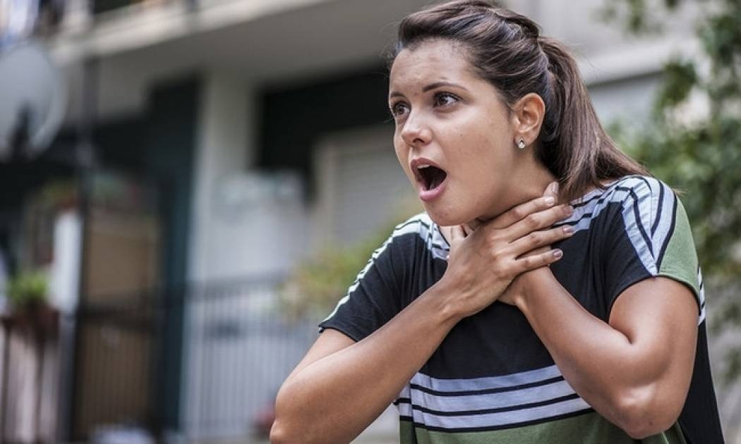 Πώς θα σώσετε τον εαυτό σας αν πνίγεστε με το φαγητό (βίντεο)