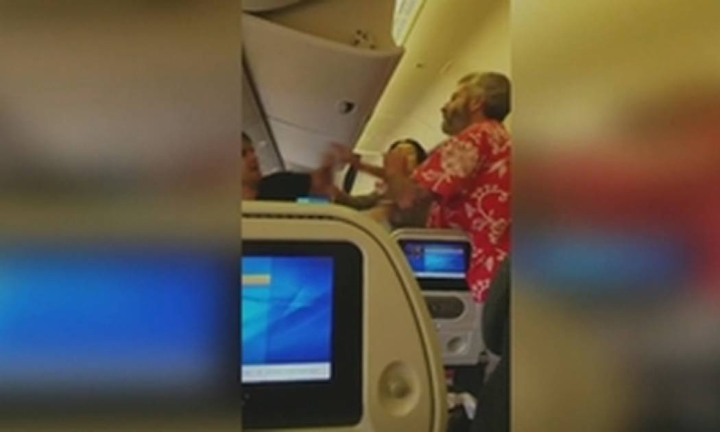 Άγριος καυγάς σε πτήση: Μπουνιές και… «γαλλικά» μεταξύ επιβατών
