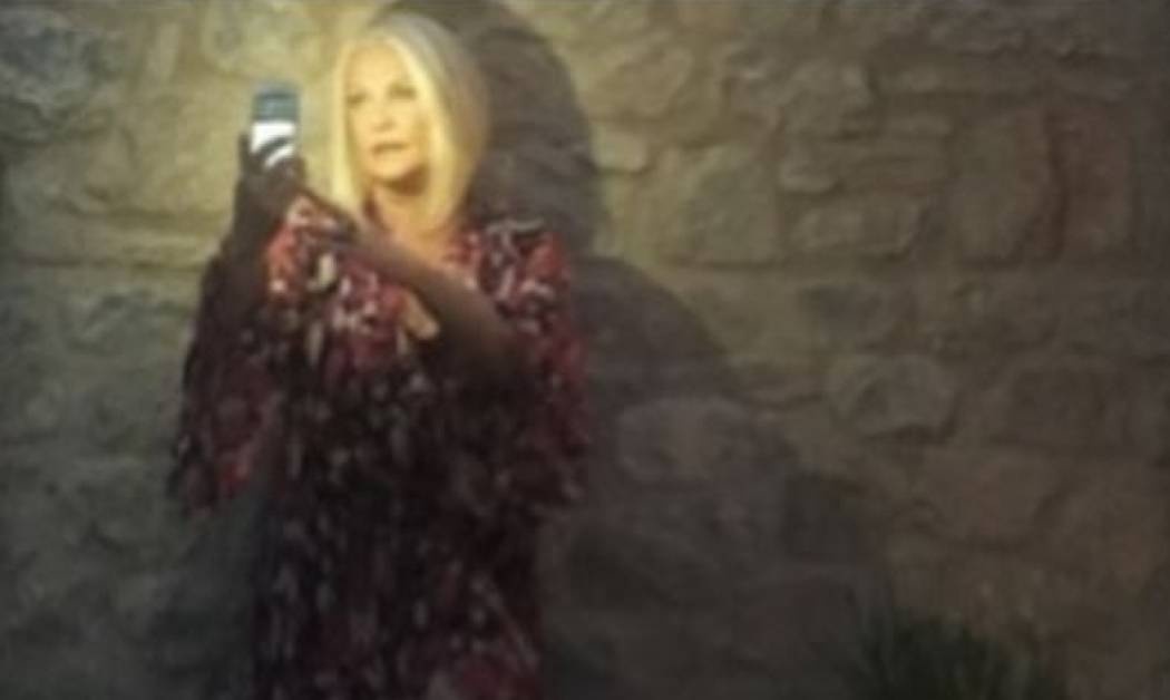 Ρούλα Κορομηλά: Η σούπερ σέξι φωτογραφία στον κήπο του σπιτιού της