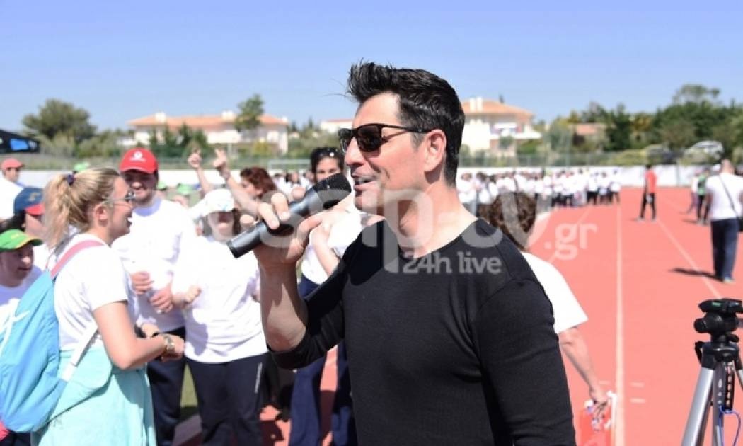 Ο Σάκης Ρουβάς κοντά στα παιδιά