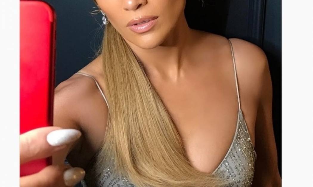 Sexy και κούκλα στα 47 της χρόνια