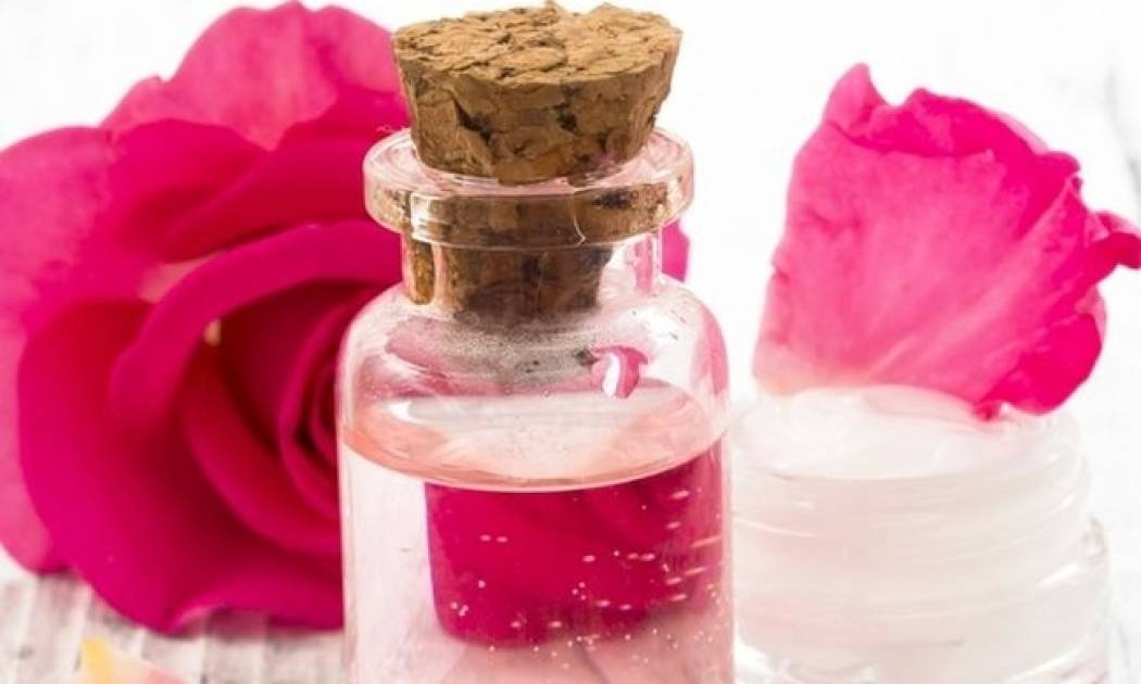 Η συνταγή της ημέρας: Σπιτική μάσκα προσώπου με ροδόνερο για λαμπερή επιδερμίδα!