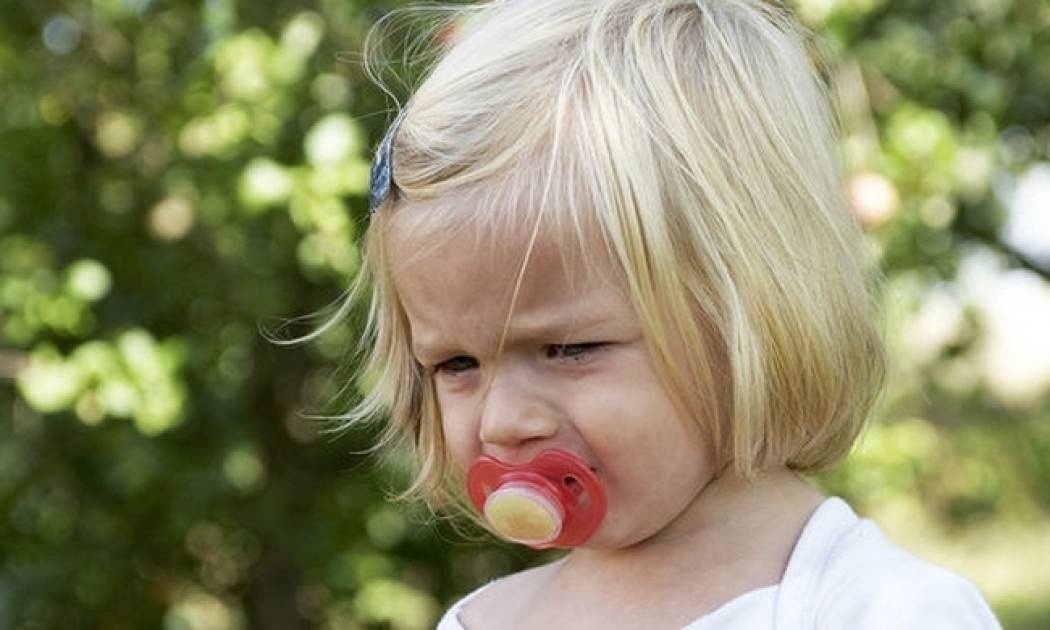 Πιπίλα: Πότε και πώς πρέπει να κοπεί για να μην στραβώσουν τα δόντια του παιδιού