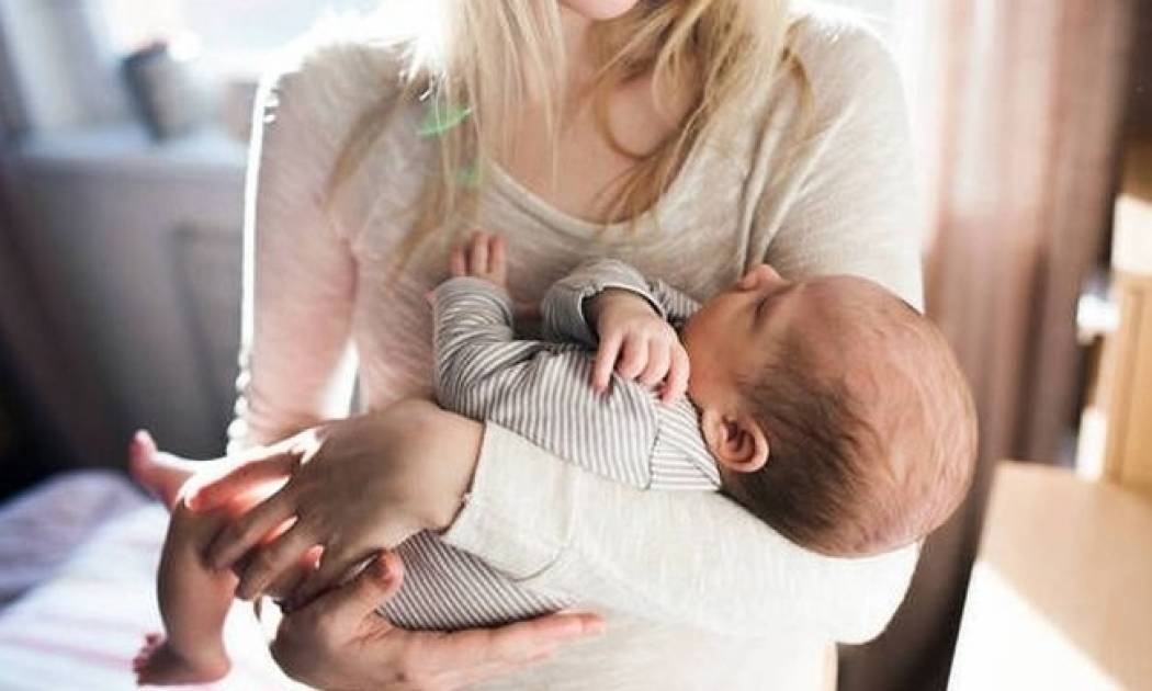 Τι να κάνεις αν το μωρό σου κοιμάται μόνο στην αγκαλιά σου