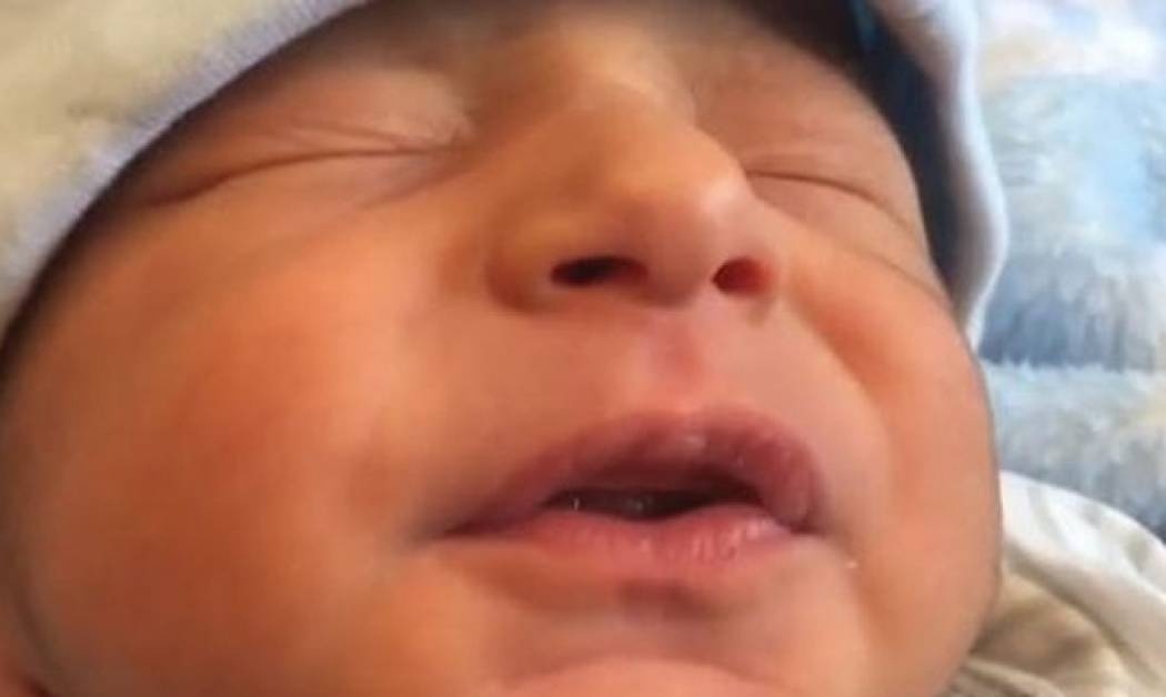 Μωράκι μας λέει «Καλημέρα» με τον πιο γλυκό τρόπο (vid)