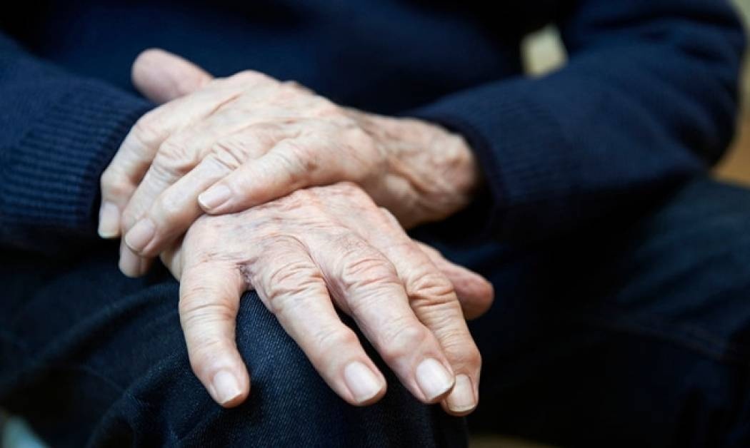 Τρέμουλο στα χέρια: Πού μπορεί να οφείλεται;