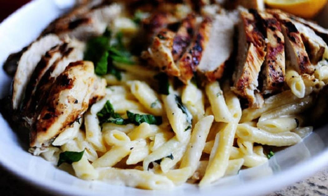 Κοτόπουλο στο γκριλ με πένες με λεμόνι και βασιλικό
