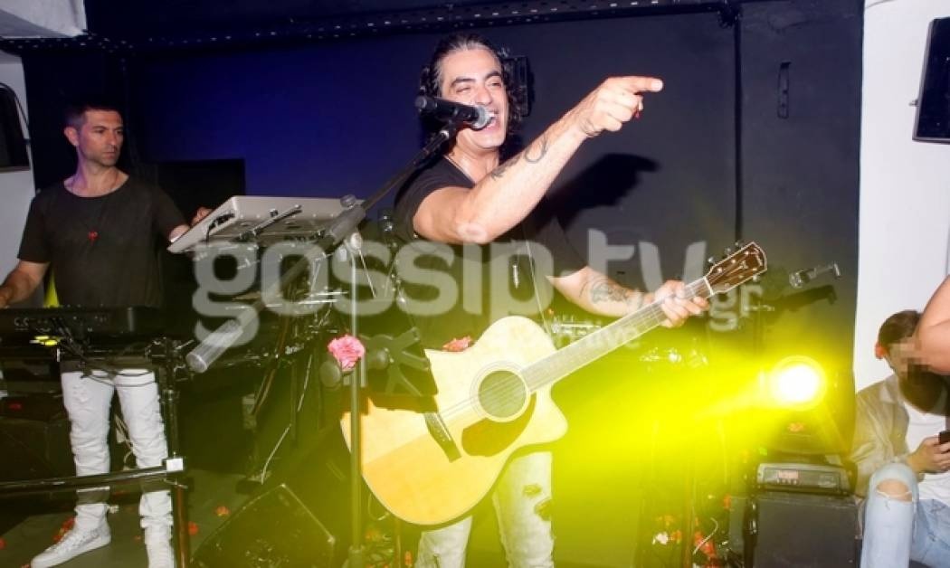 Ποιον δείχνει ο Διονύσης Σχοινάς;