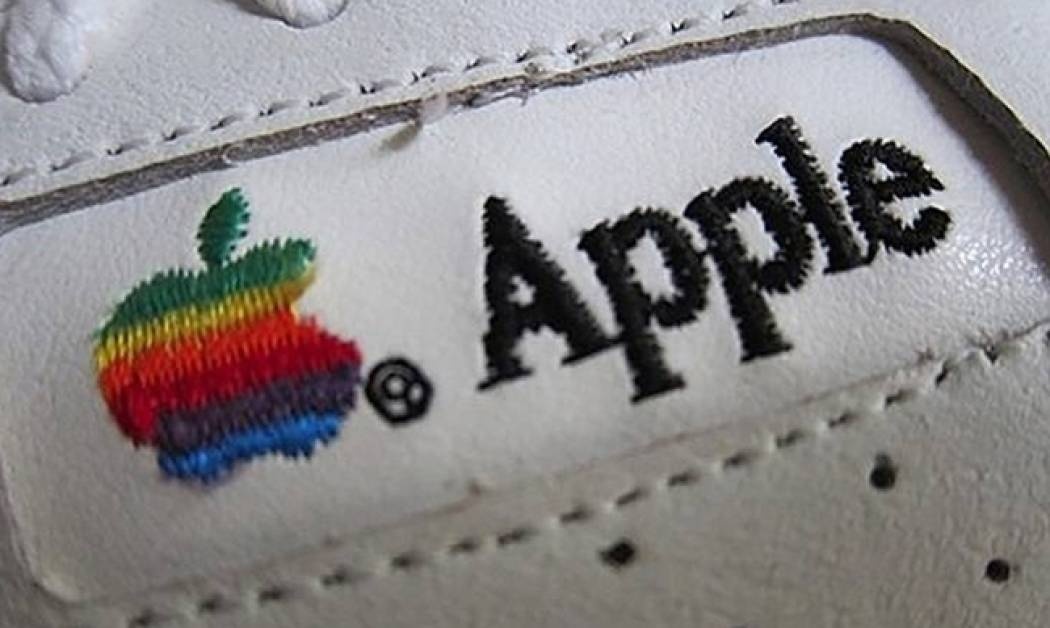 Συλλεκτικό και λευκό το retro sneaker της Apple στο σφυρί