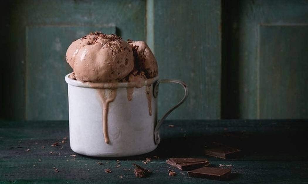 Πεντανόστιμο παγωτό σοκολάτας με 3 μόνο υλικά