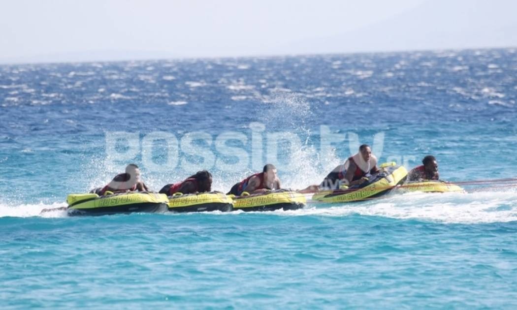 Mike James: Η «μάχη» του με τα κύματα στην Μύκονο