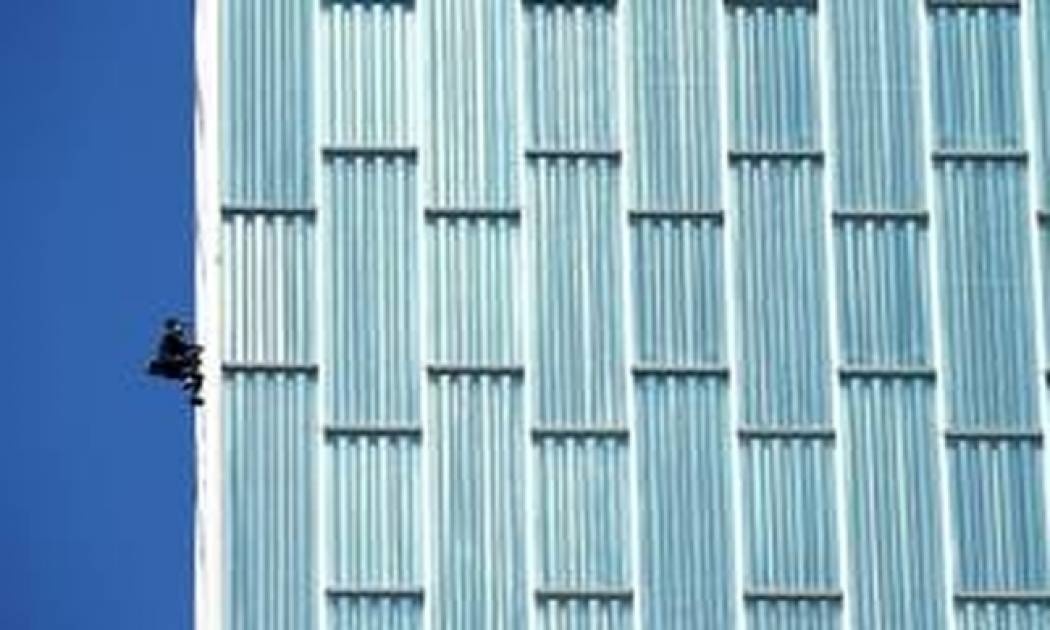 Ο Γάλλος «spiderman» ξαναχτυπά κατακτώντας τη Βαρκελώνη